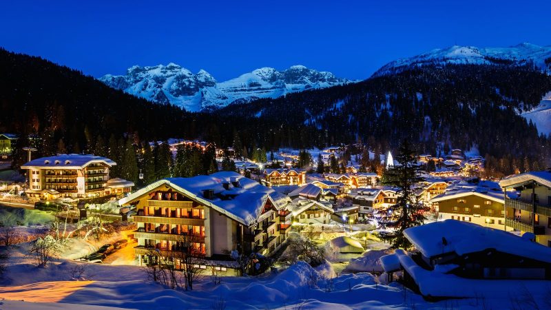 Vilarejo nos Alpes no inverno com neve